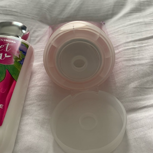 BATH & BODY WORKS SWEET PEA - Picture 2 of 2